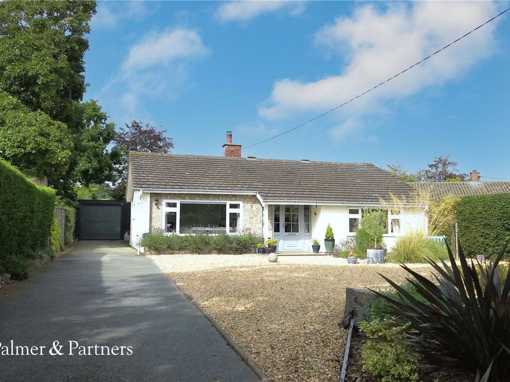 3 bed bungalow for sale in Linden Close, Aldeburgh, Suffolk IP15, £