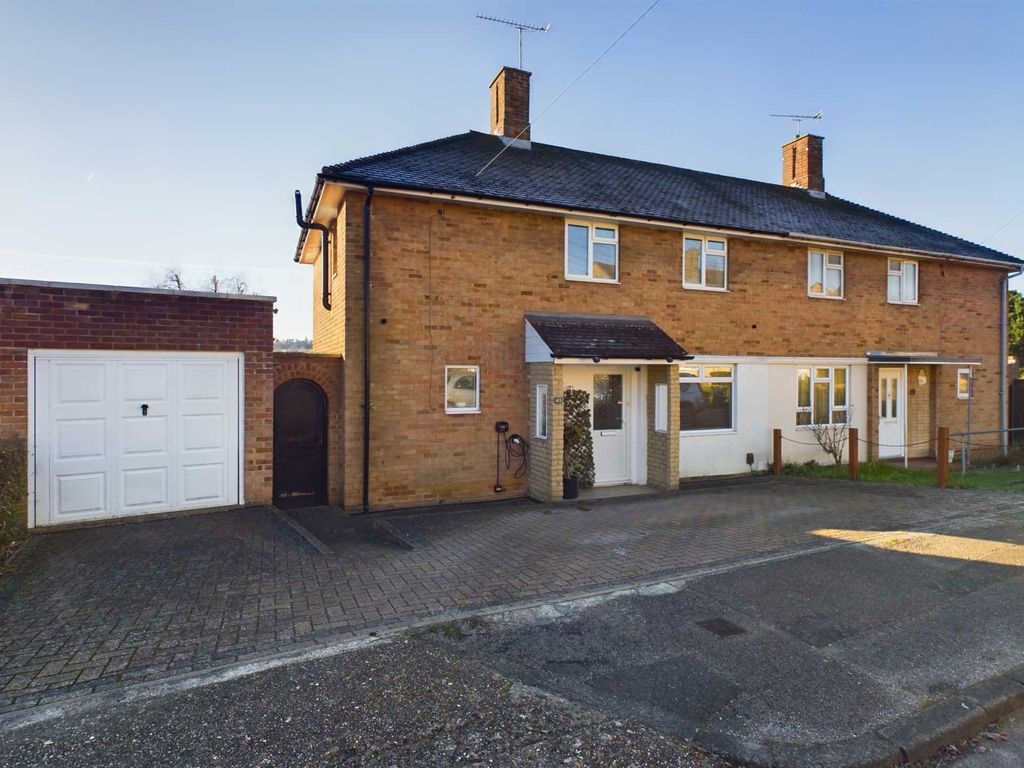 3 bed semidetached house for sale in Lindlings, Hemel Hempstead HP1, £