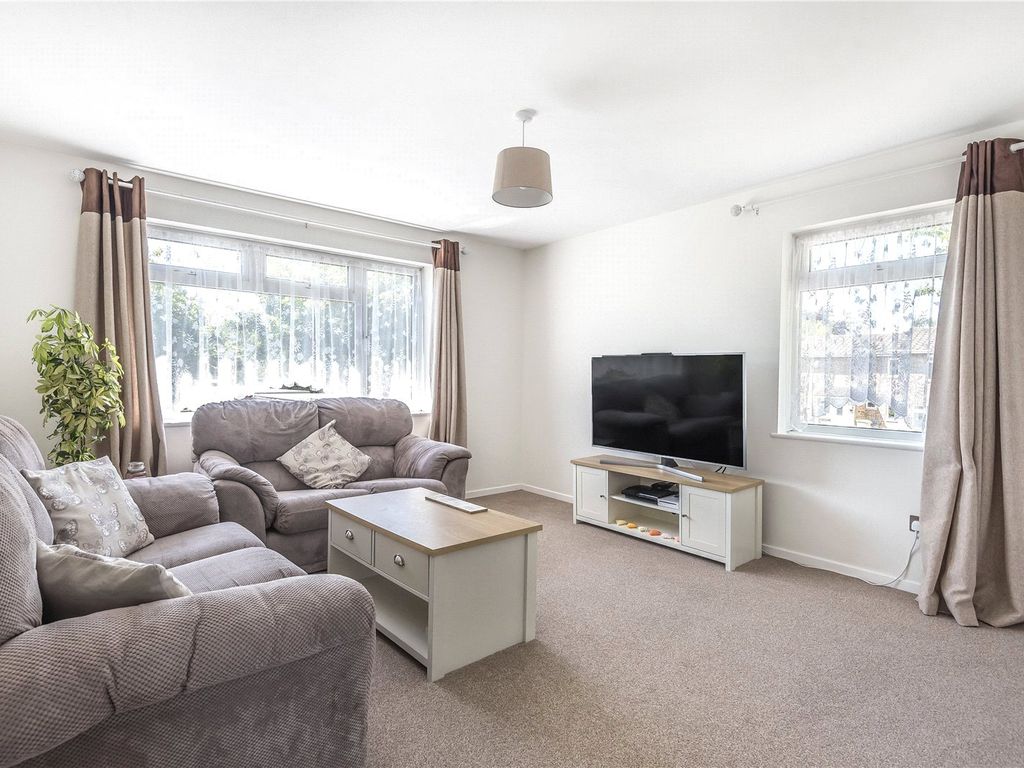 2 bed flat to rent in Pound Close, Lyneham, Chippenham, Wiltshire SN15