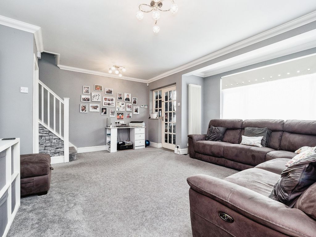 3 bed end terrace house for sale in Harlow Road, Rainham RM13, £400,000