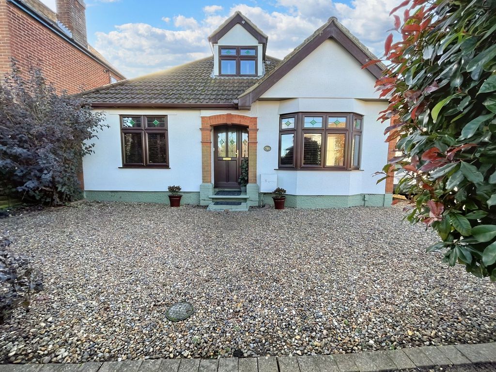 4 bed detached bungalow for sale in Foxhall Road, Ipswich IP4, £425,000