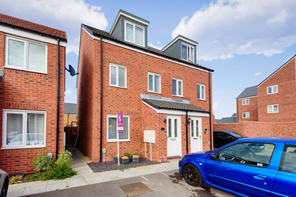 3 bed semidetached house for sale in Arnold Way, Grove, Wantage