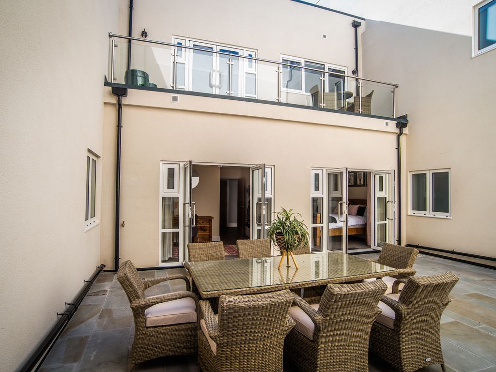 2 bed flat to rent in Derby Road, Nottingham NG7, £1,500 pcm Zoopla