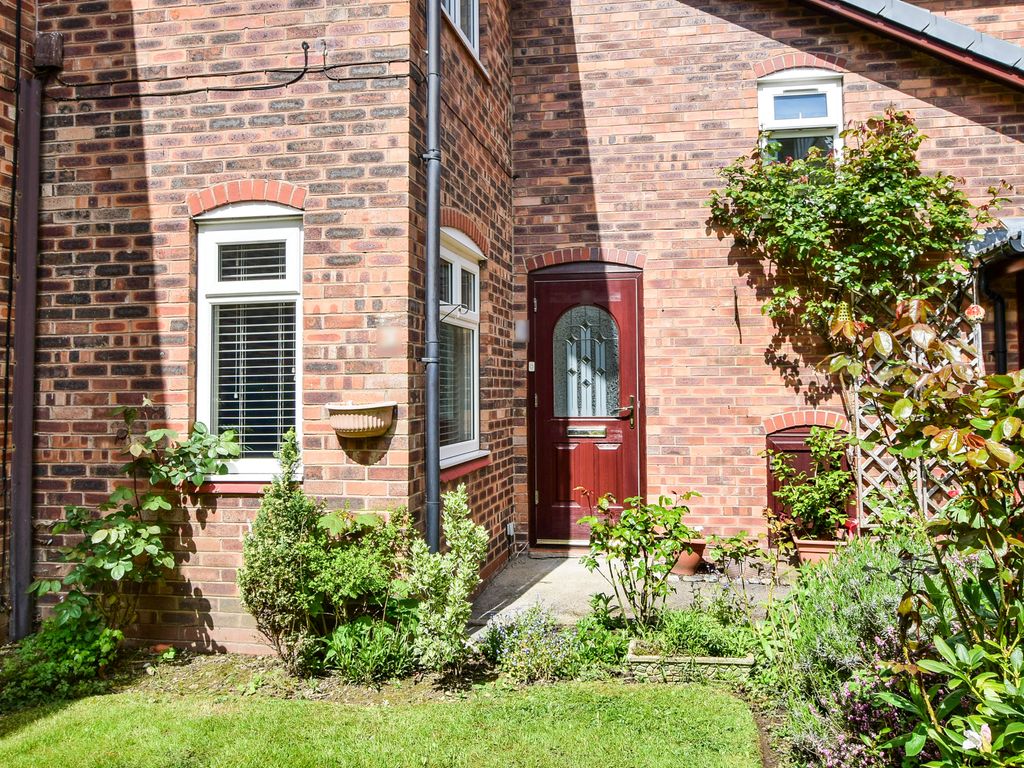 2 bed flat for sale in Nightingale Close, Wilmslow, Cheshire SK9, £