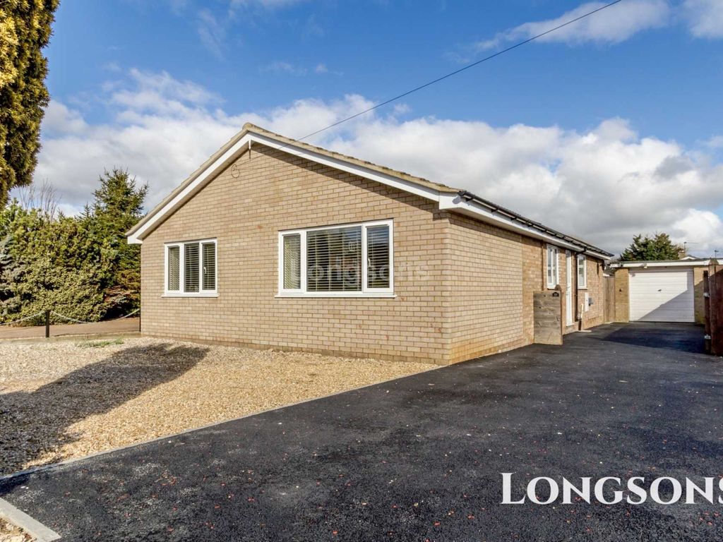 3 bed detached bungalow for sale in Longfields, Swaffham PE37 Zoopla