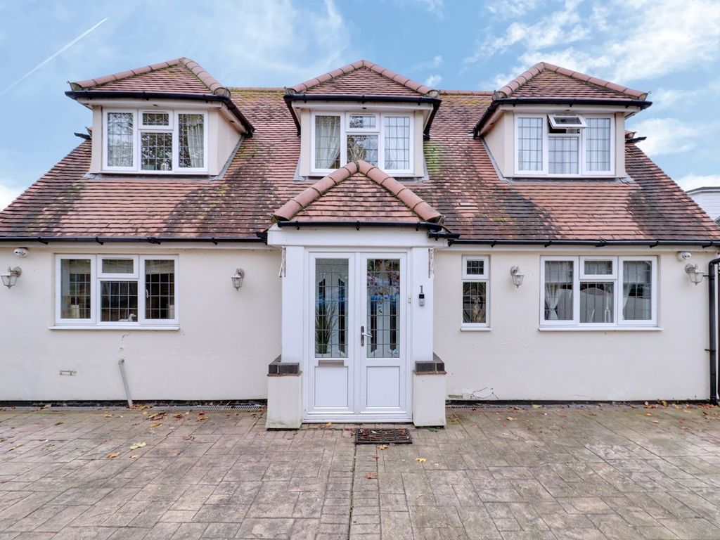 4 bed detached house for sale in Allen Road, Rainham RM13, £575,000
