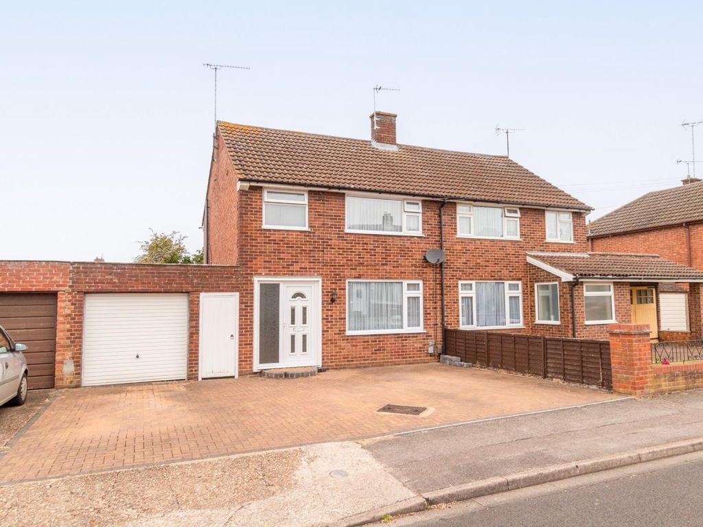 3 bed semidetached house for sale in Russell Way, Leighton Buzzard LU7