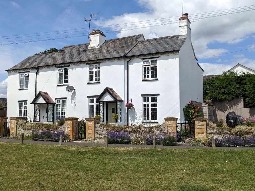 3 bed semidetached house for sale in School Road, Evesham