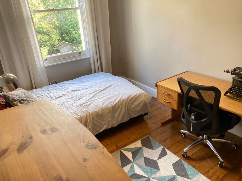Room to rent in Very Near Drayton Road Area, Ealing West W13, £800 pcm