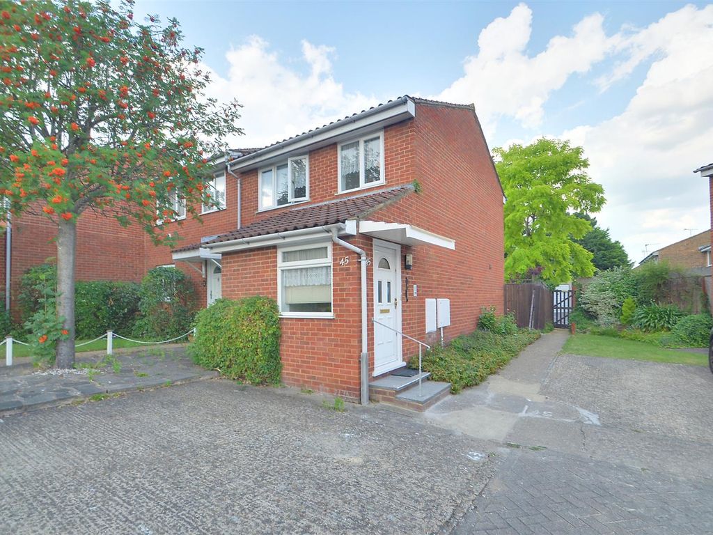 3 bed end terrace house to rent in Aylsham Drive, Ickenham UB10, £1,950