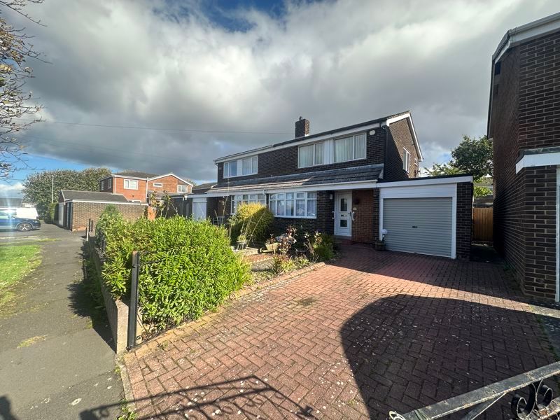 3 bed semidetached house for sale in Beadnell Close, BlaydonOnTyne