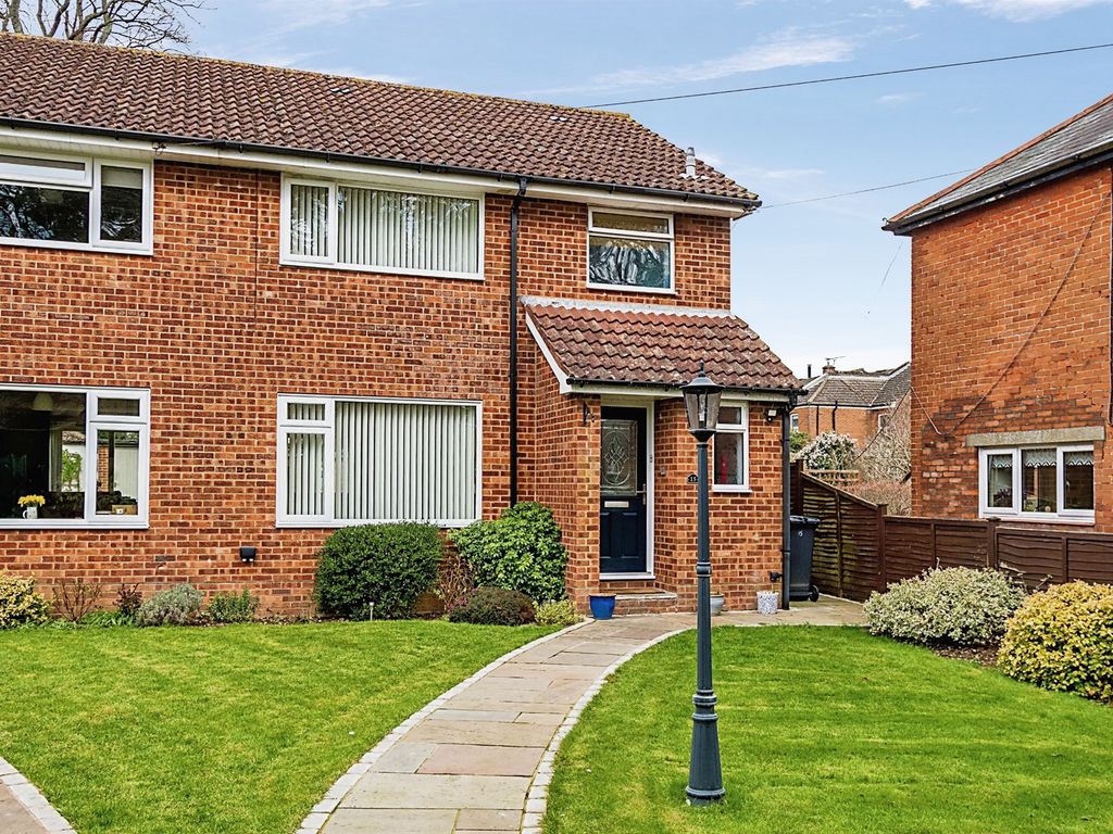 3 bed semidetached house for sale in Stoke Park Road,