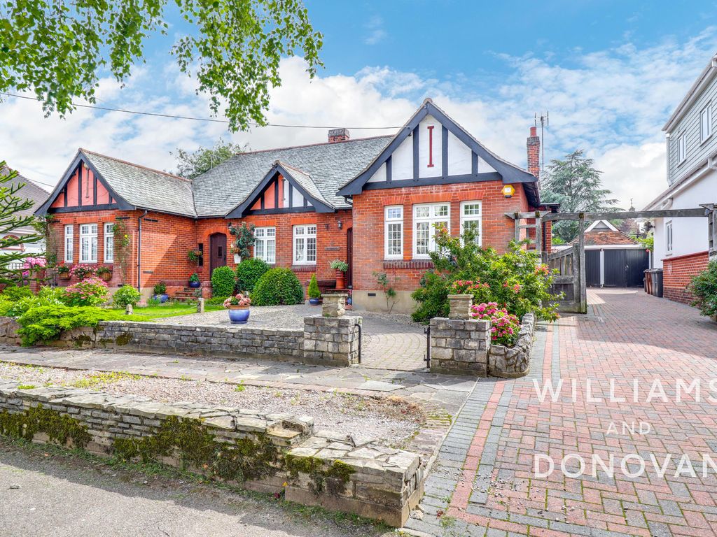 3 bed semidetached bungalow for sale in Beresford Gardens, Hadleigh