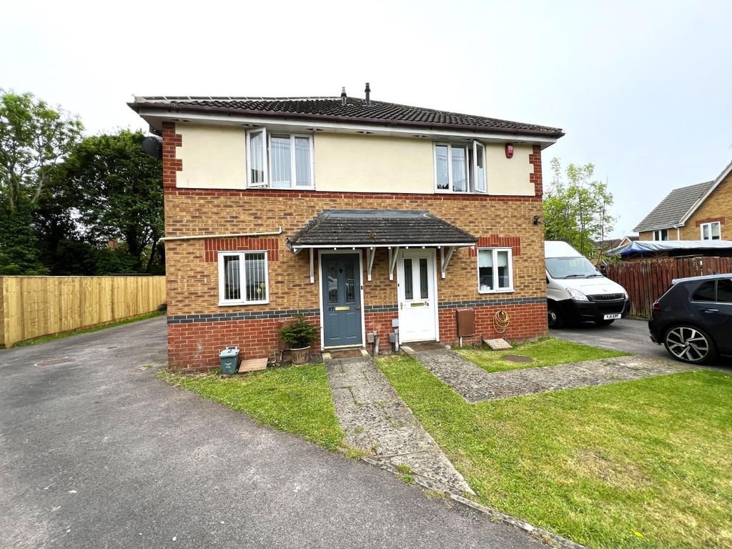 2 bed semidetached house for sale in Holliday Close, Swindon SN25, £