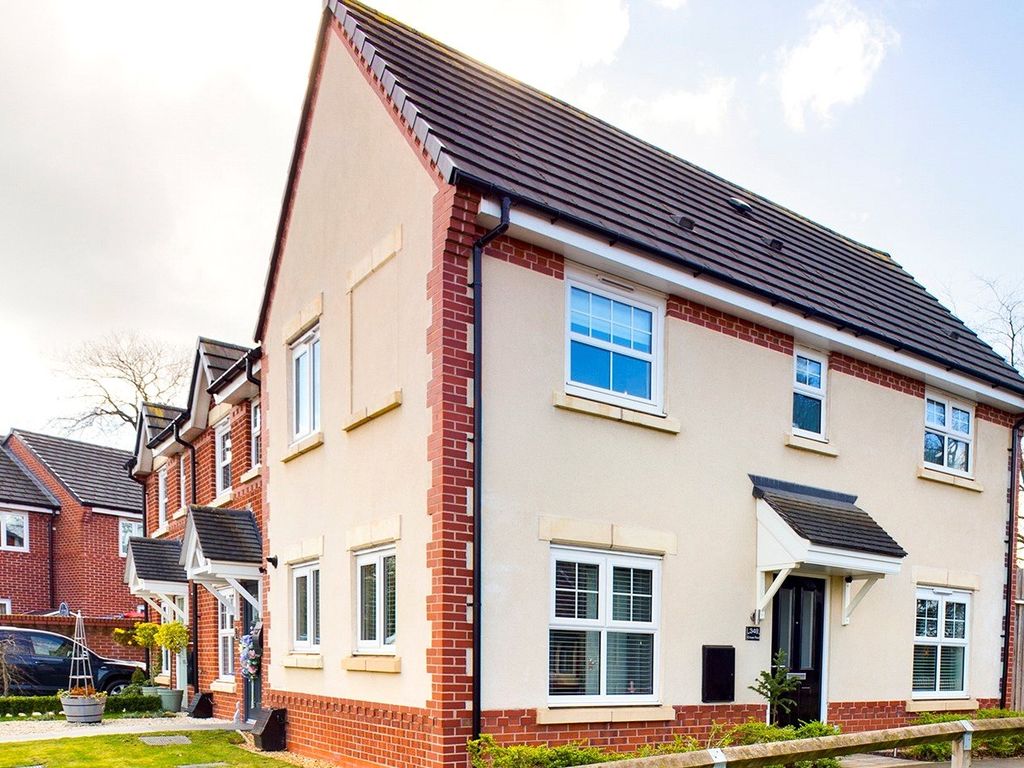 3 bed semidetached house for sale in Crewe Road, Shavington, Crewe