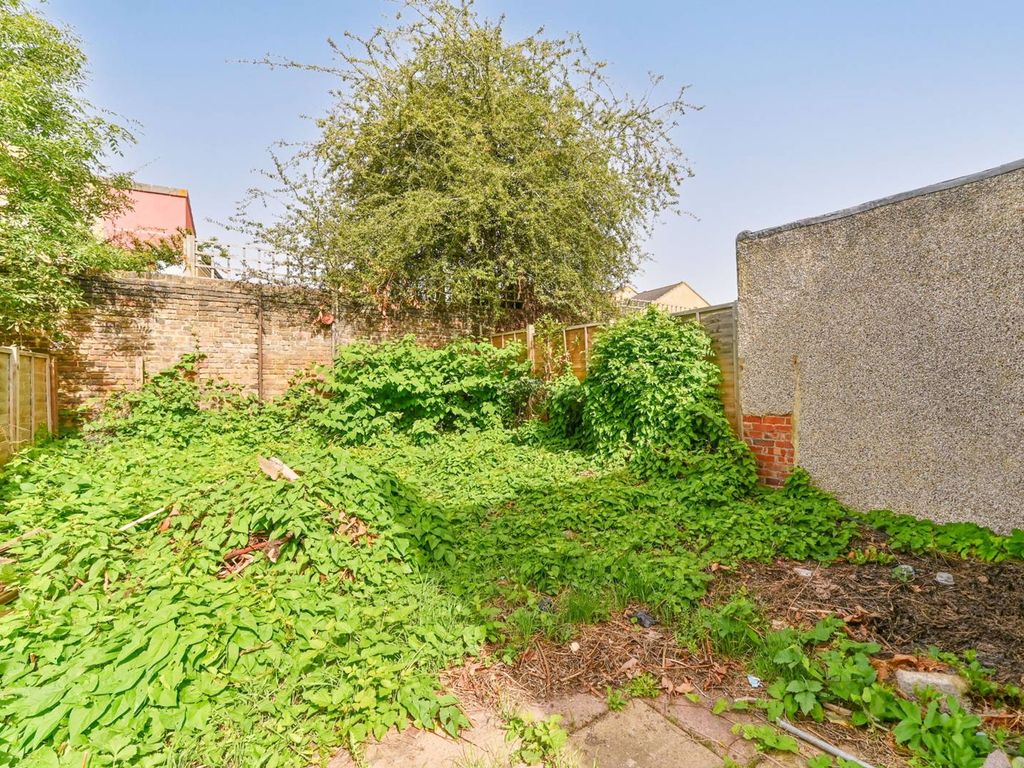 2 bed end terrace house for sale in Warren Road, Croydon CR0, £300,000