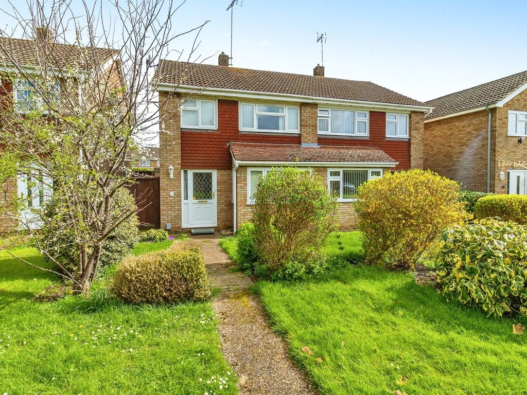 3 bed semidetached house for sale in Woodman Close, Leighton Buzzard