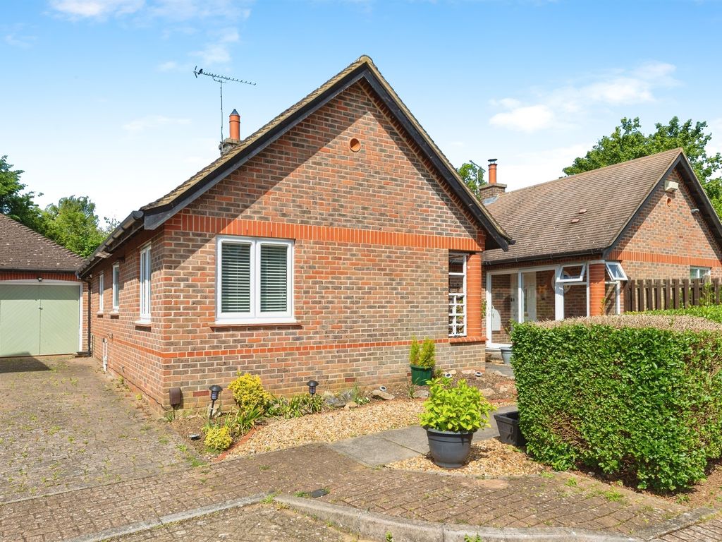 2 bed detached bungalow for sale in Furlay Close, Letchworth Garden