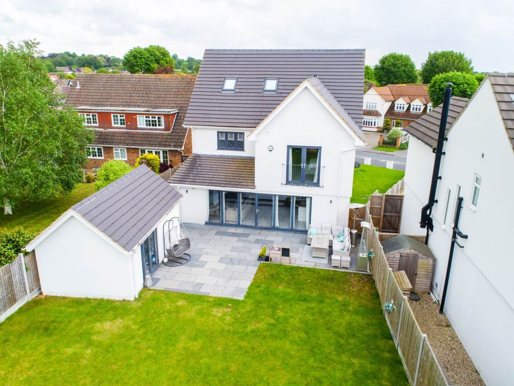 5 bed detached house for sale in Hockley Road, Rayleigh SS6, £1,000,000