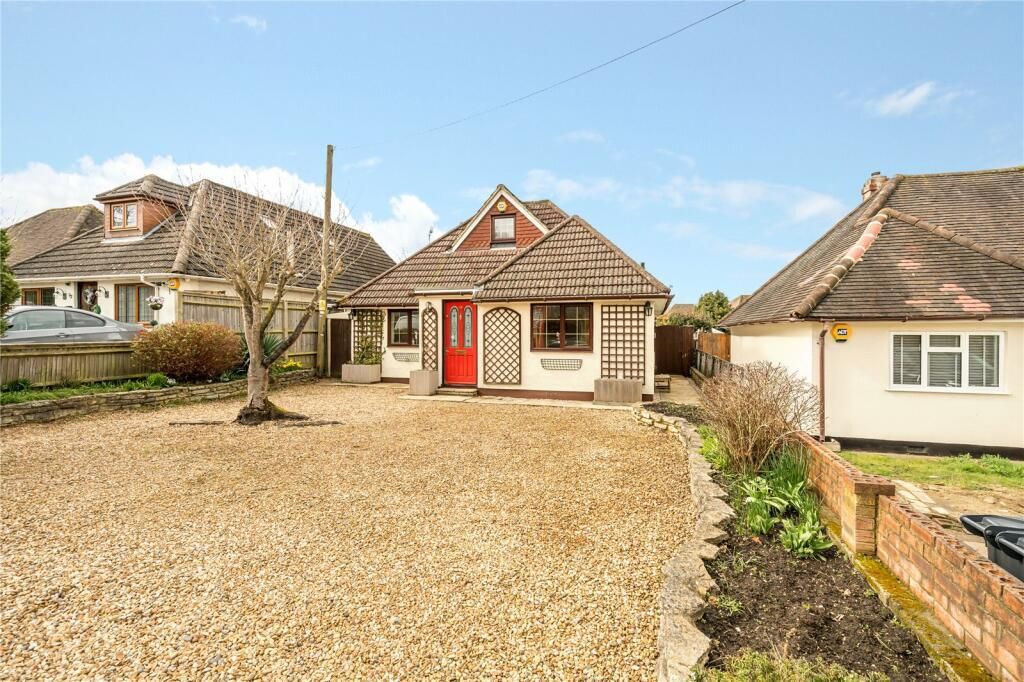 3 bed detached bungalow to rent in Manor Road, Ash, Aldershot GU12, £