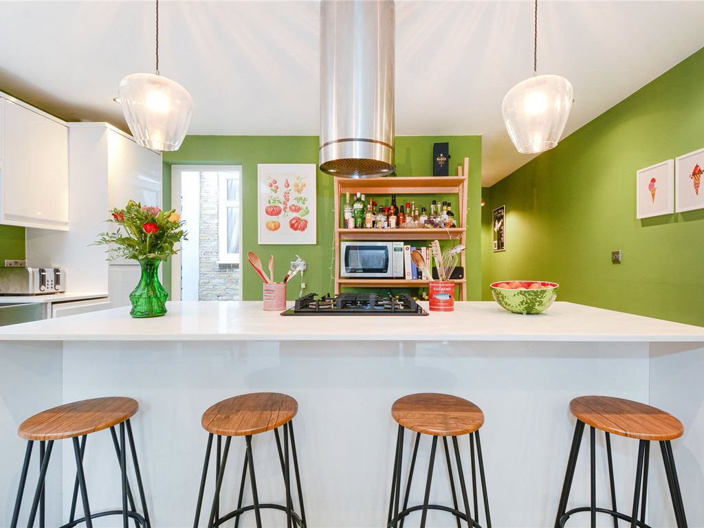 2 bed flat for sale in Glenthorne Road, Walthamstow, London E17, £