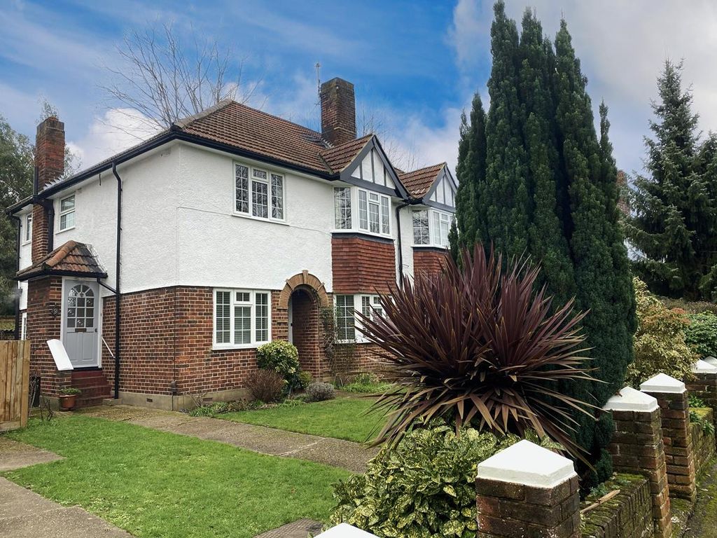 2 bed flat to rent in Ditton Lawn, Thames Ditton KT7 Zoopla