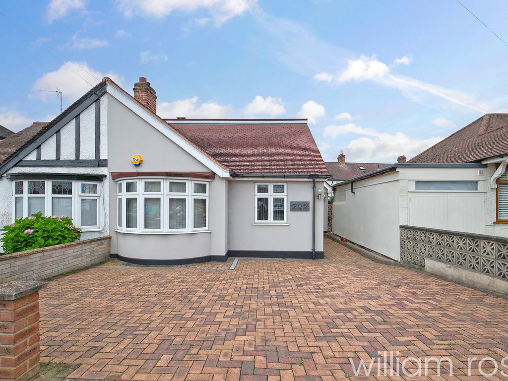 3 bed semidetached bungalow for sale in Hall Lane, Chingford, London