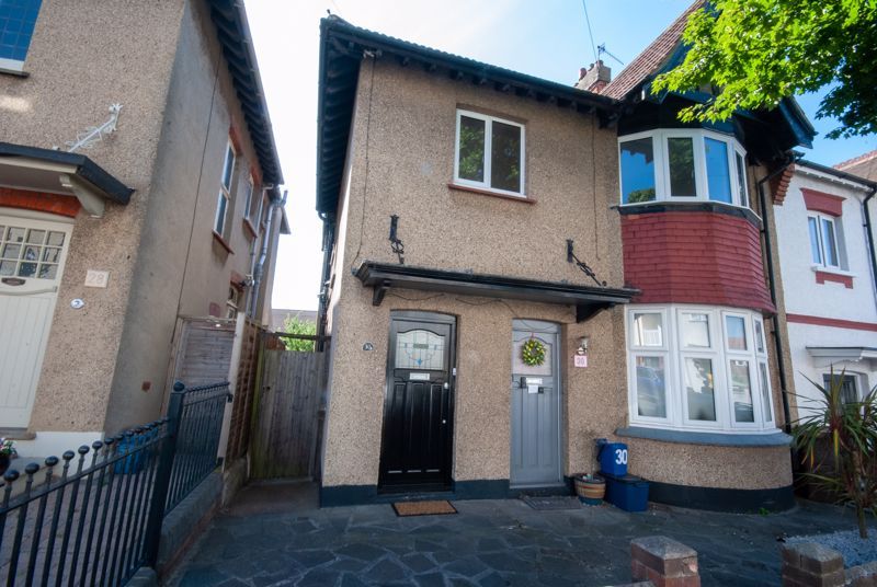 2 bed flat to rent in Somerville Gardens, LeighOnSea SS9 Zoopla