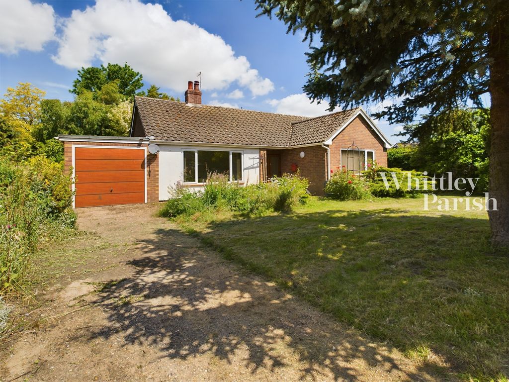 3 bed detached bungalow to rent in Low Street, Oakley, Diss IP21, £975