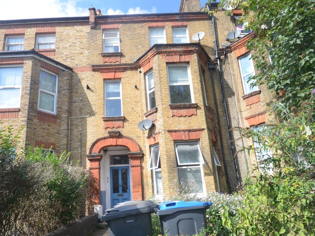 2 bed flat to rent in Whitehorse Lane, South Norwood, London SE25, £