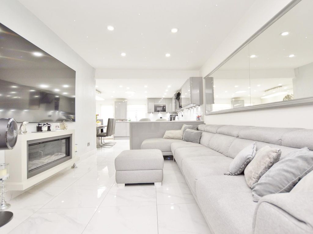 4 bed terraced house for sale in Little Ilford Lane, Manor Park, London