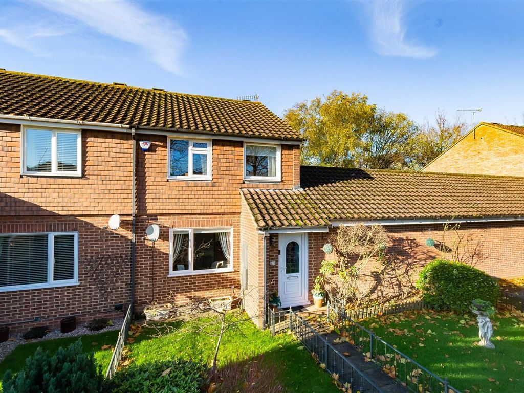 3 bed end terrace house for sale in Hampden Close, North Weald, Epping