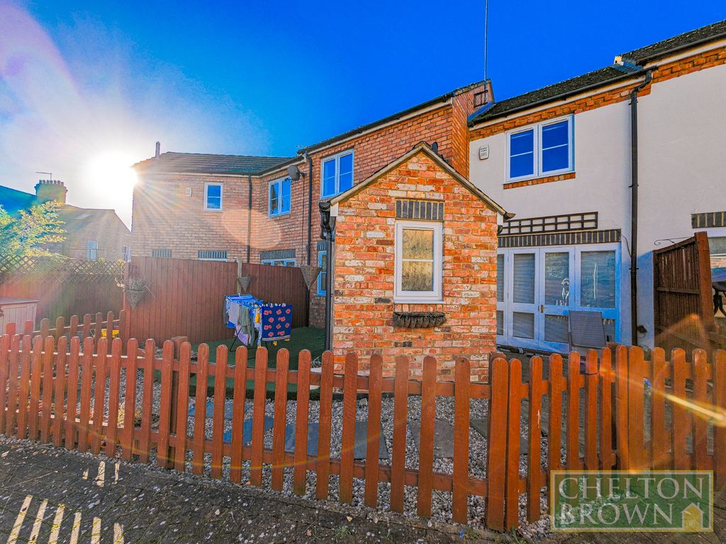 2 bed terraced house to rent in Wantage Court, Wantage Road