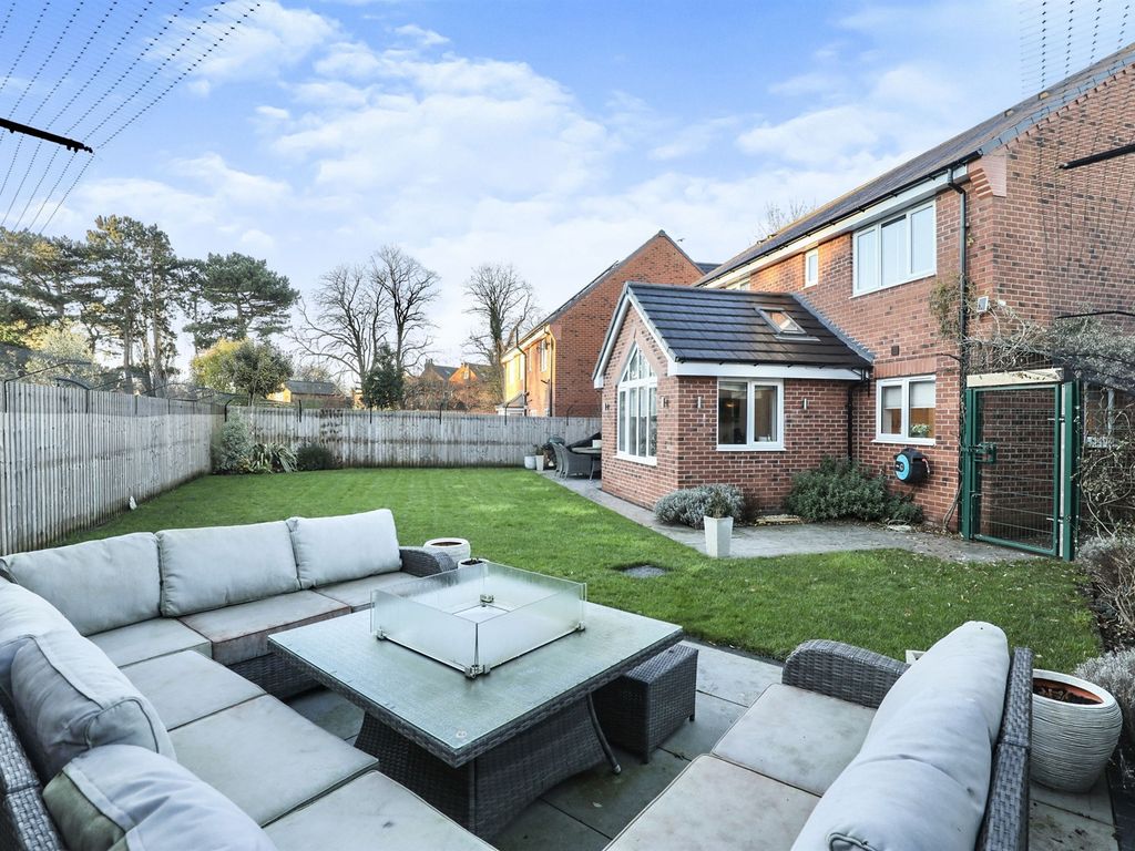 5 bed detached house for sale in Bacopa Drive, Retford DN22, £550,000