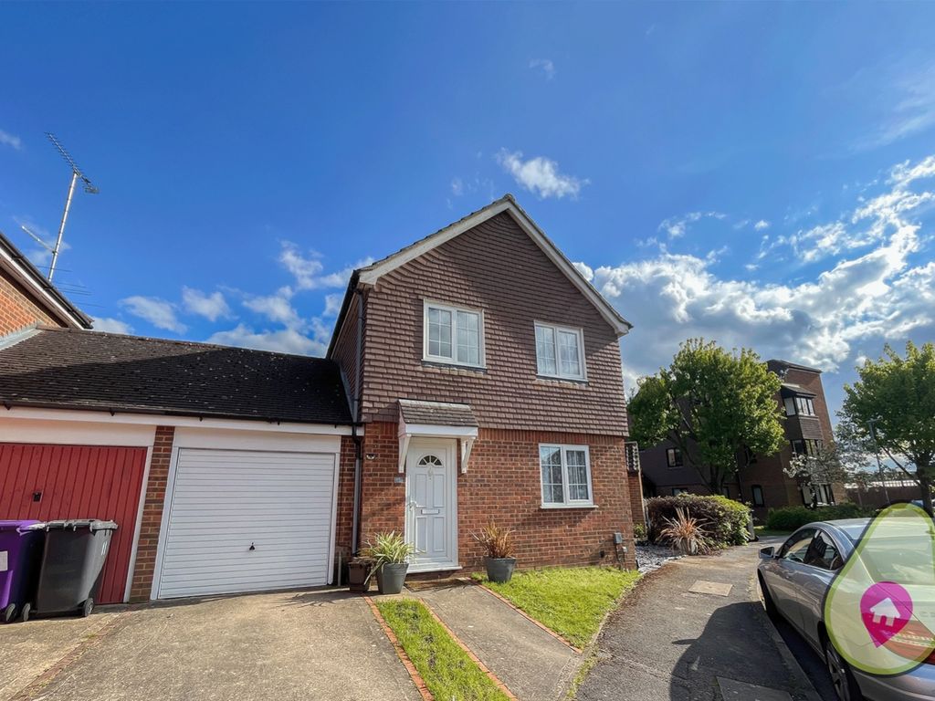 3 bed link detached house for sale in Haysman Close, Letchworth Garden