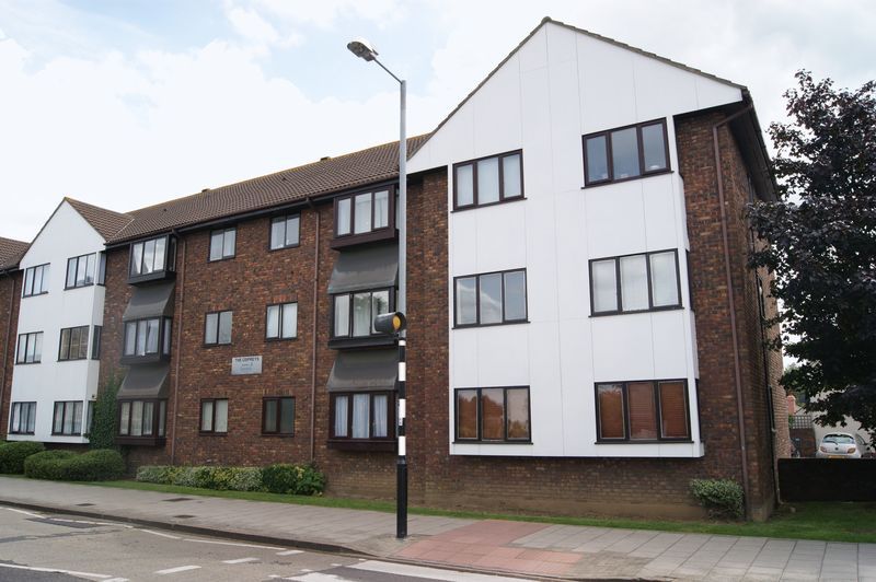 2 bed flat to rent in Leigh Road, LeighOnSea SS9, £1,200 pcm Zoopla