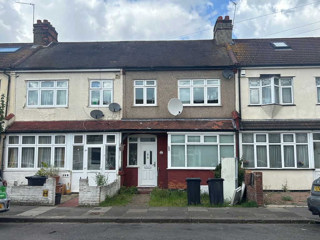 3 bed terraced house for sale in Hampton Road, Ilford IG1, £425,000