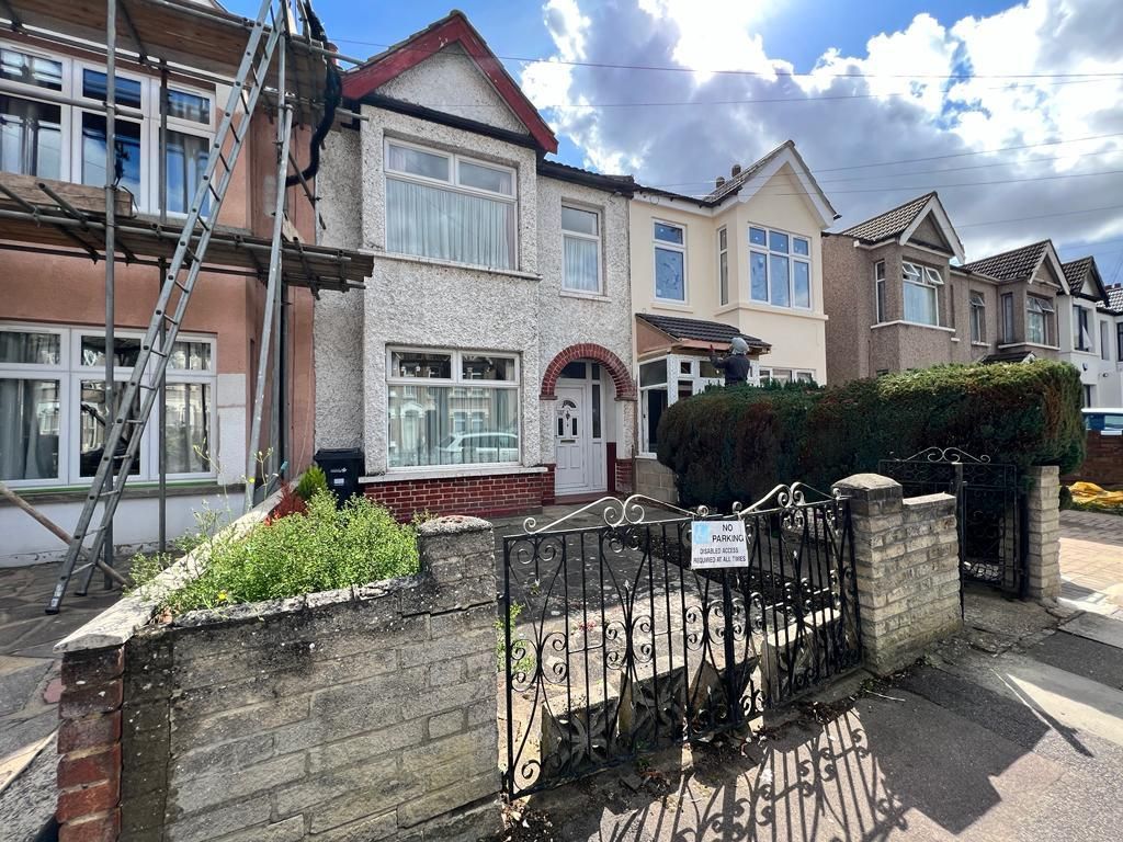 3 bed property for sale in Westwood Road, Seven Kings, Ilford IG3, £