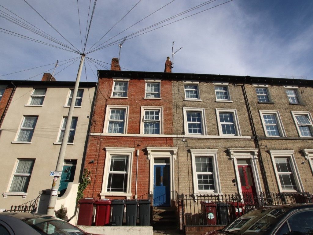 Studio to rent in Zinzan Street, Reading RG1, £850 pcm Zoopla