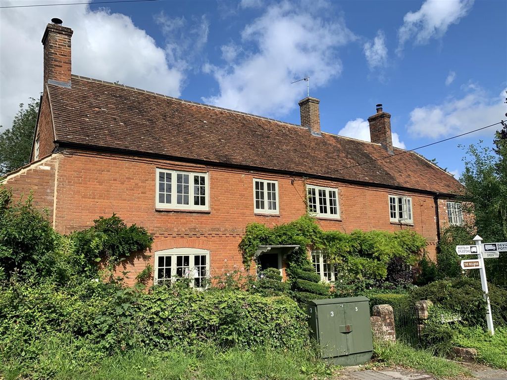 5 bed detached house to rent in The Green, Great Cheverell, Devizes