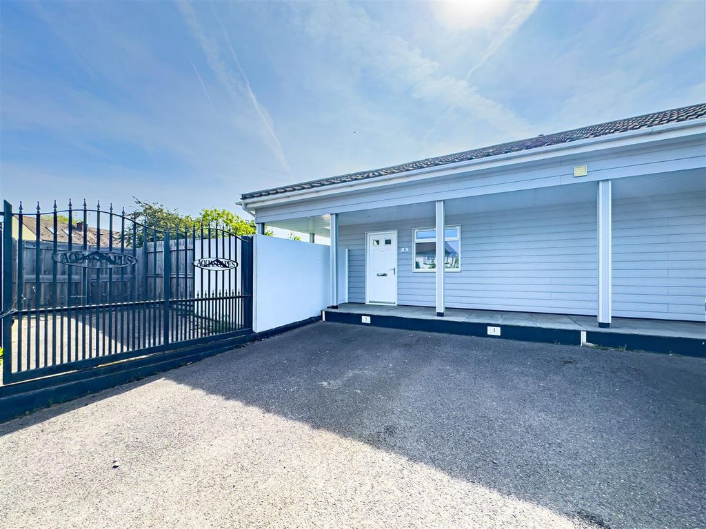 2 bed terraced bungalow for sale in Rawreth Lane, Rawreth, Wickford