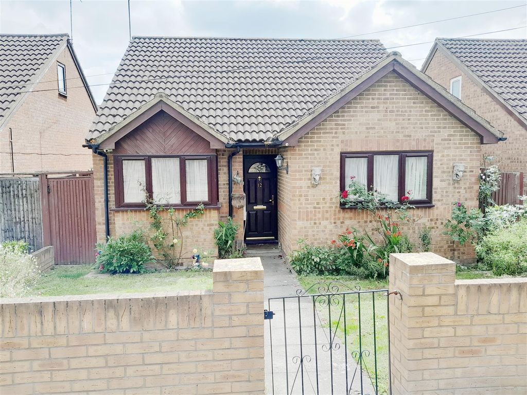 4 bed bungalow for sale in Victoria Close, Hayes UB3 - Zoopla