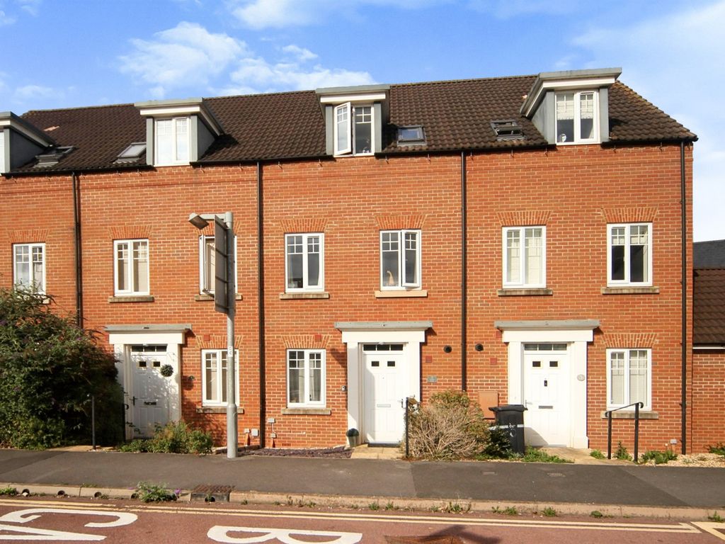 3 bed town house for sale in Collett Road, Norton Fitzwarren, Taunton