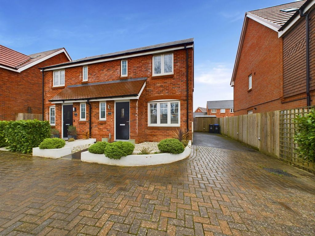 3 bed semidetached house for sale in Teasel Drive, Worthing BN13, £