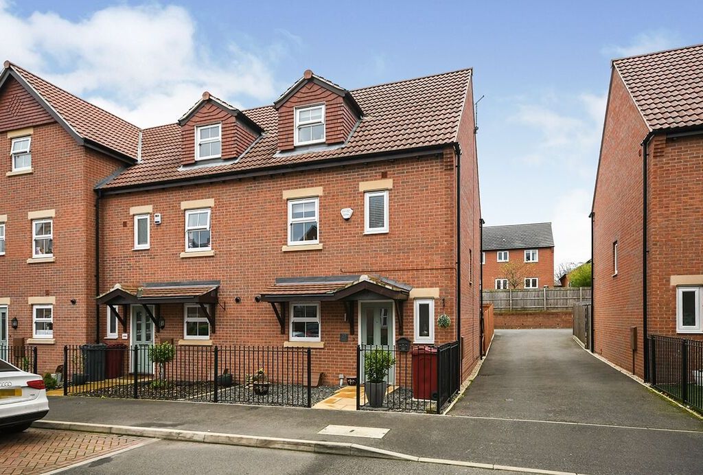 4 bed town house to rent in Vicarage Walk, Clowne, Chesterfield S43, £