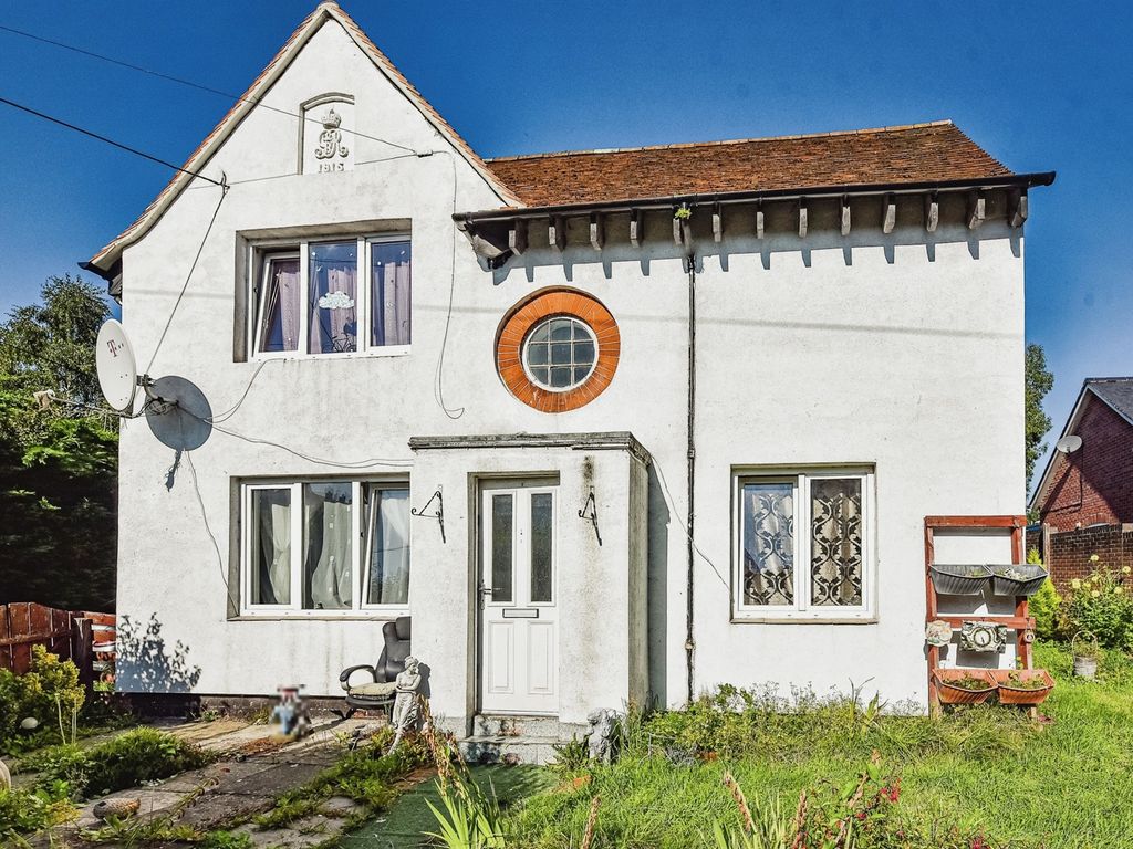 3 bed detached house for sale in London Road, Devizes SN10, £250,000