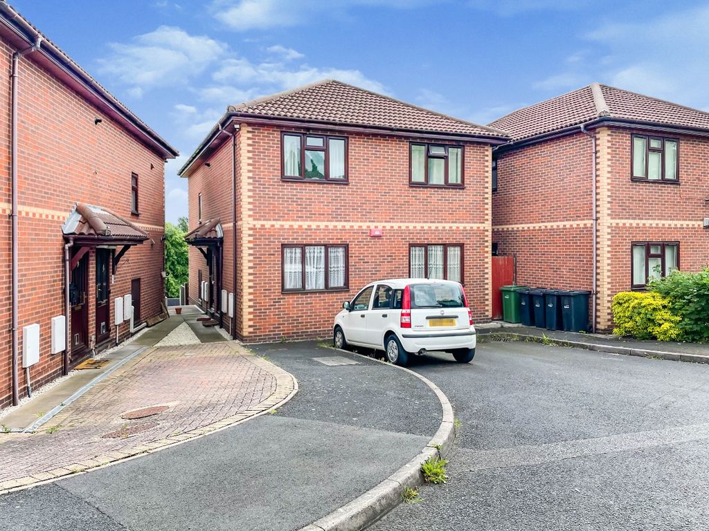 2 bed flat to rent in South Park Mews, Brierley Hill DY5, £725 pcm Zoopla