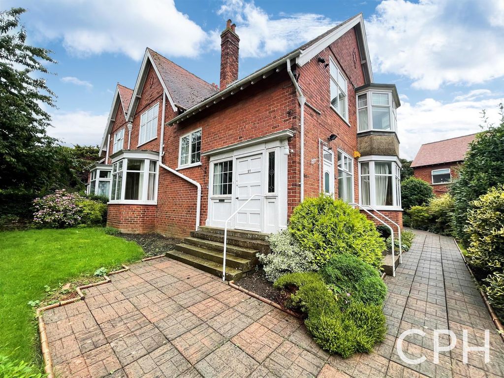 2 bed flat for sale in Holbeck Hill, Scarborough YO11, £290,000 Zoopla