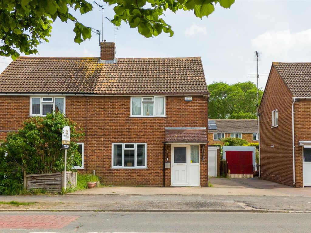 3 bed semidetached house for sale in Meadowcroft, Aylesbury