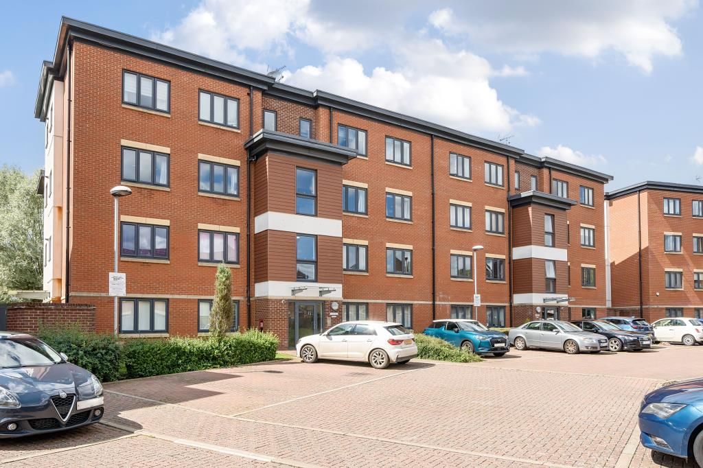 2 bed flat for sale in High Buckinghamshire HP12, £300,000